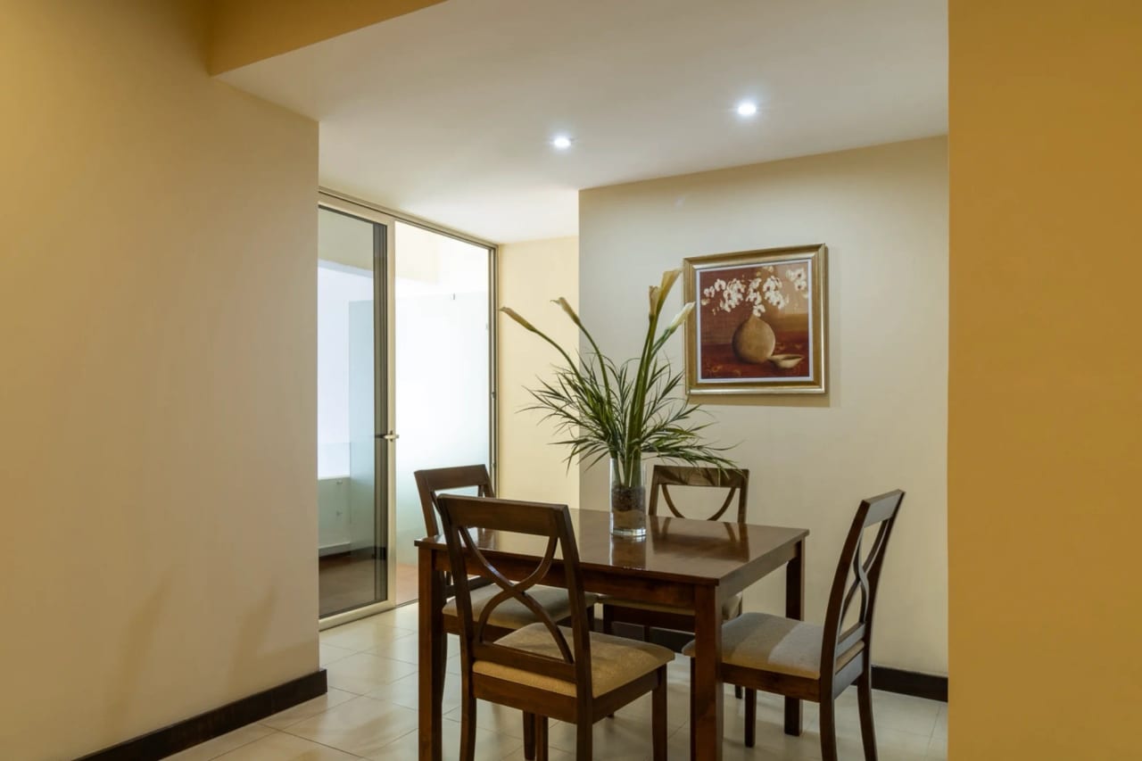 APARTAMENTO EN RENTA – EDIFICIO COBELLA, ZONA 14 — foto 2 de 10
