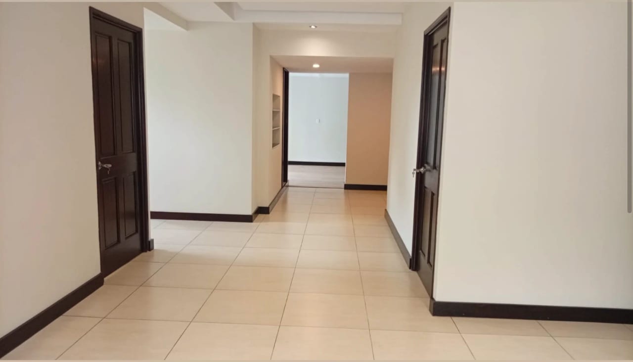 Oficina en Renta - Edificio Cobella Zona 14 — foto 1 de 10