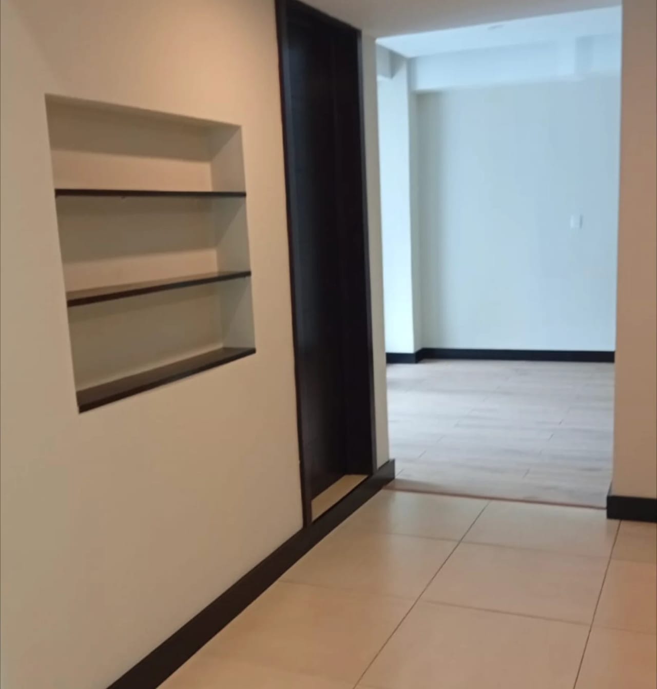Oficina en Renta - Edificio Cobella Zona 14 — foto 3 de 10