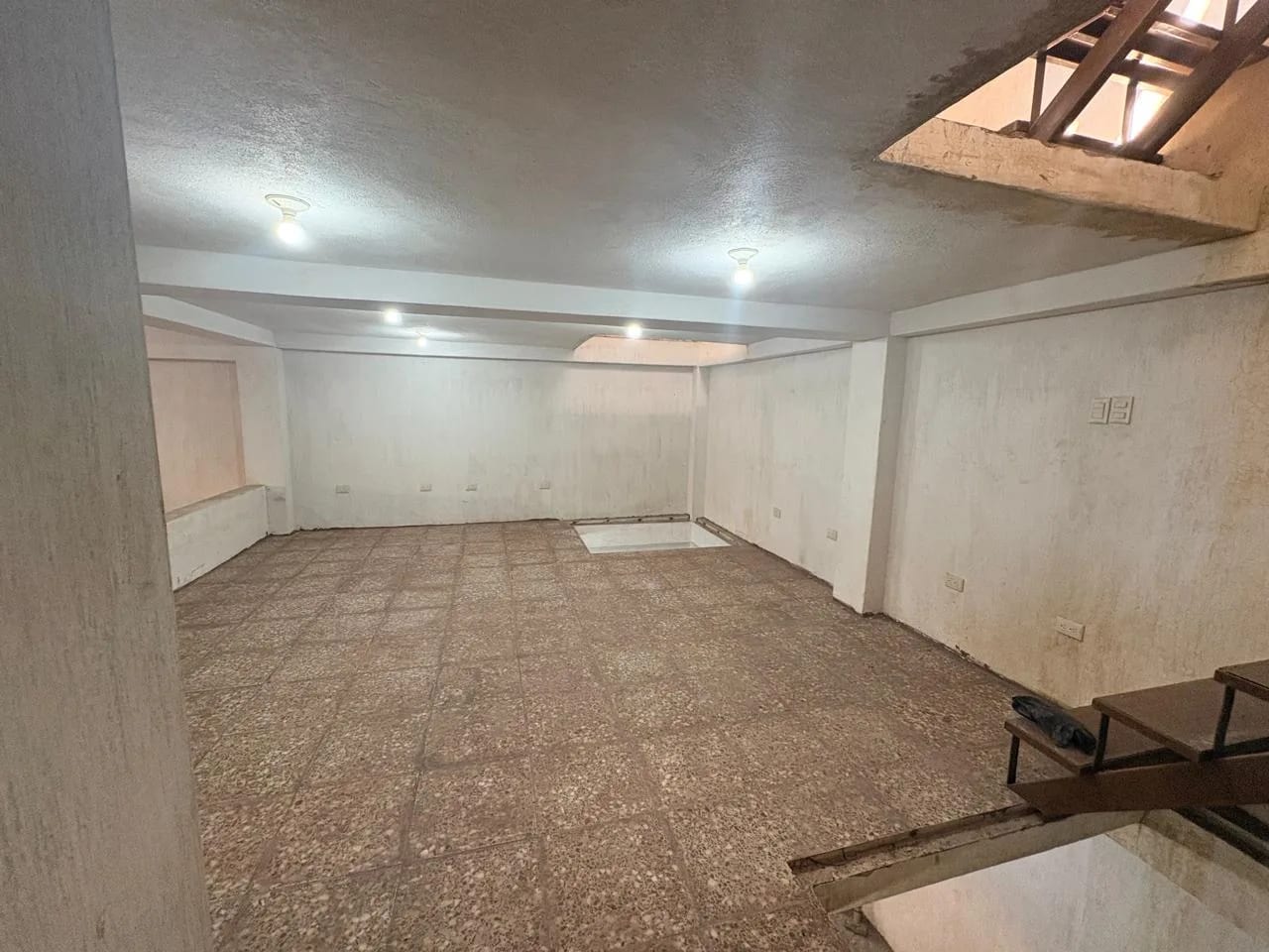 EDIFICIO NUEVO DE TRES NIVELES EN VENTA – AVENIDA BOLÍVAR — foto 3 de 8