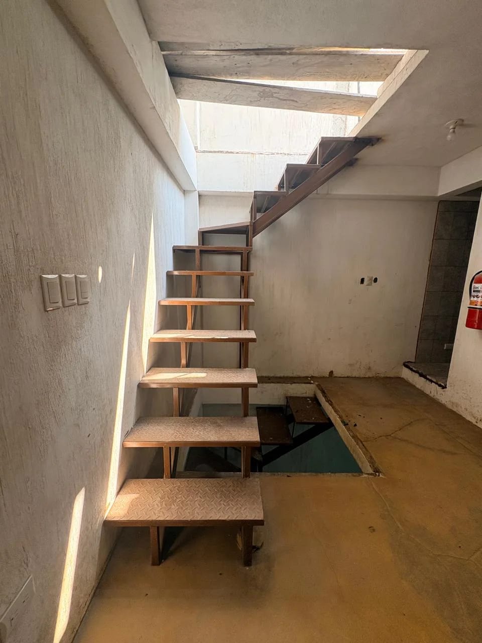 EDIFICIO NUEVO DE TRES NIVELES EN VENTA – AVENIDA BOLÍVAR — foto 6 de 8