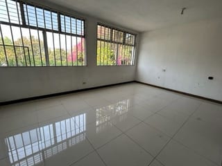 Propiedad en renta km 8 CES Edificio de 1000 metros con 2 niveles — miniatura 3 de 15
