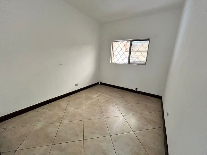Casa en renta para vivienda u oficina zona 10 — foto 16 de 17