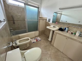 Casa en renta para vivienda u oficina zona 10 — miniatura 15 de 17