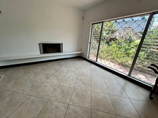 Casa en renta para vivienda u oficina zona 10 — miniatura 1 de 17