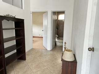 Casa en renta para vivienda u oficina zona 10 — miniatura 9 de 17