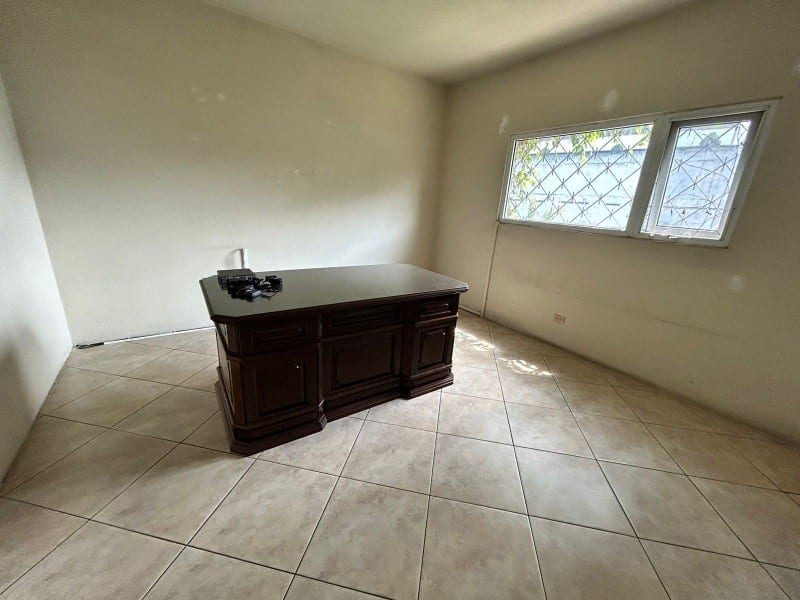 Casa en renta para vivienda u oficina zona 10 — foto 12 de 17