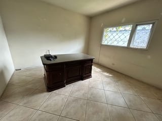 Casa en renta para vivienda u oficina zona 10 — miniatura 12 de 17