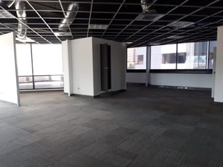 Oficina en renta ubicada en Murano Center zona 10 — miniatura 3 de 11