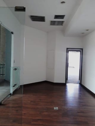 Oficina en renta ubicada en Murano Center zona 10 — miniatura 6 de 11