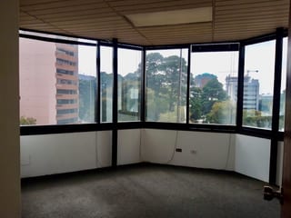 Oficina en renta Edificio Murano Center zona 10 — miniatura 6 de 7