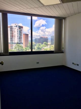 Oficina en renta en Edificio Murano Center zona 10 — miniatura 1 de 5