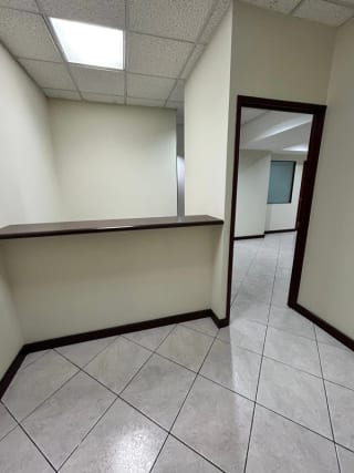 Oficina en renta Edificio Europlaza zona 14 — miniatura 1 de 14