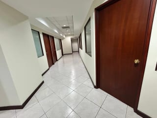 Oficina en renta Edificio Europlaza zona 14 — miniatura 12 de 14