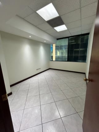 Oficina en renta Edificio Europlaza zona 14 — miniatura 11 de 14