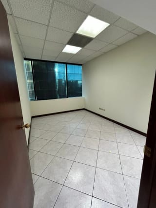 Oficina en renta Edificio Europlaza zona 14 — miniatura 10 de 14