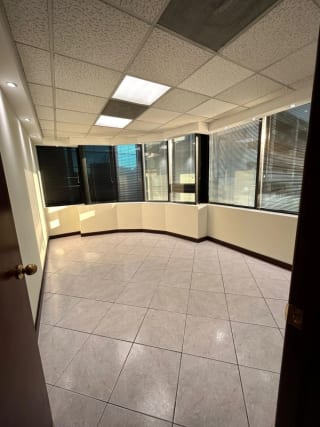 Oficina en renta Edificio Europlaza zona 14 — miniatura 9 de 14