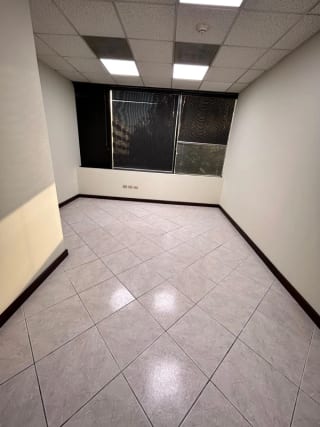 Oficina en renta Edificio Europlaza zona 14 — miniatura 8 de 14