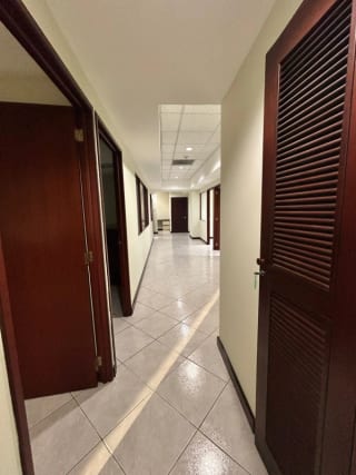 Oficina en renta Edificio Europlaza zona 14 — miniatura 6 de 14