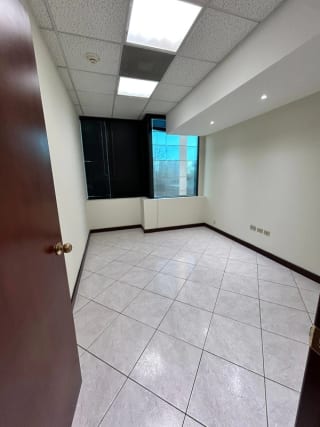 Oficina en renta Edificio Europlaza zona 14 — miniatura 5 de 14