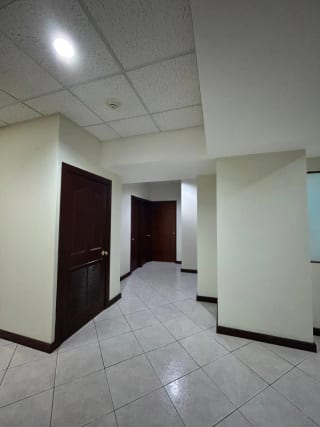 Oficina en renta Edificio Europlaza zona 14 — miniatura 3 de 14
