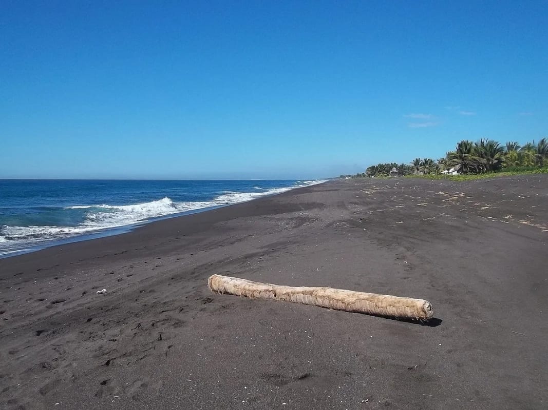 Terreno en Monterrico grande frente a la playa — foto 1 de 1