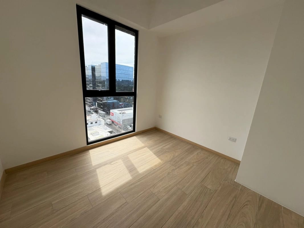 Apartamento en renta en Edificio de zona 10. Con cuarto de servicio! — foto 1 de 9