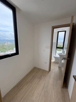 Apartamento en renta en Edificio de zona 10. Con cuarto de servicio! — miniatura 4 de 9