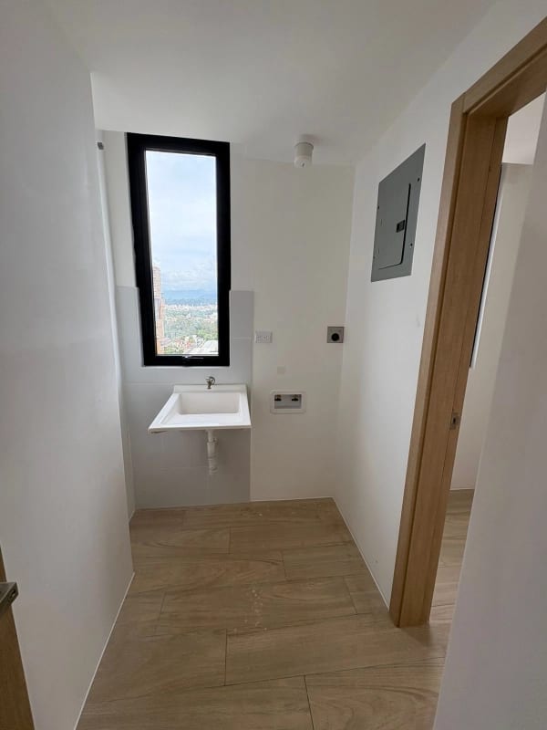 Apartamento en renta en Edificio de zona 10. Con cuarto de servicio! — foto 2 de 9