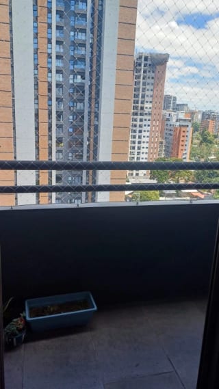 Apartamento amueblado en renta zona 10 — miniatura 2 de 10