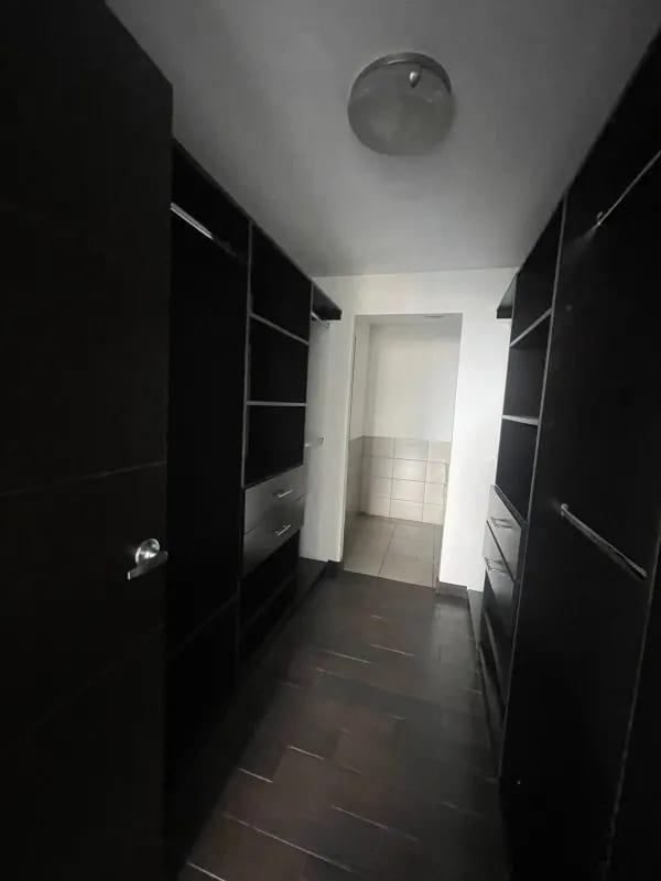 Apartamento en renta - Edificio Attica II, Zona 14 — foto 2 de 11